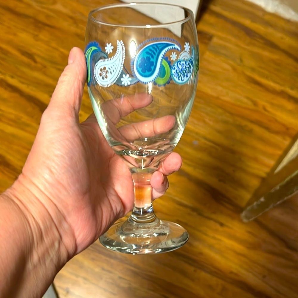 Set of 2 vintage Libbey wine glass with a blue and green pattern